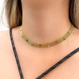 Collar dorado con piedras de colores