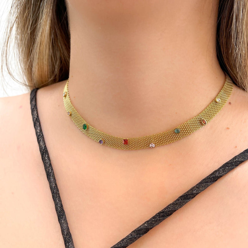 Collar dorado con piedras de colores