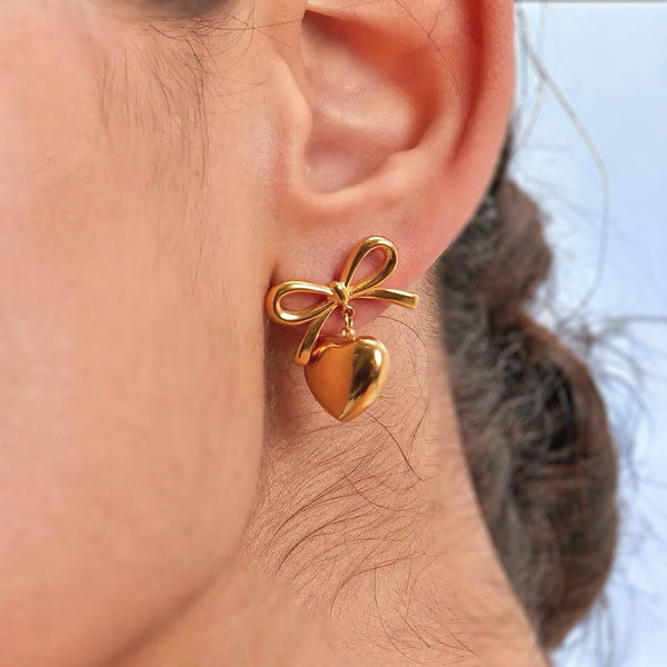 Aretes con diseño de moño y corazón