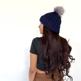 Gorro con peluca cabello ondulado con pom pom