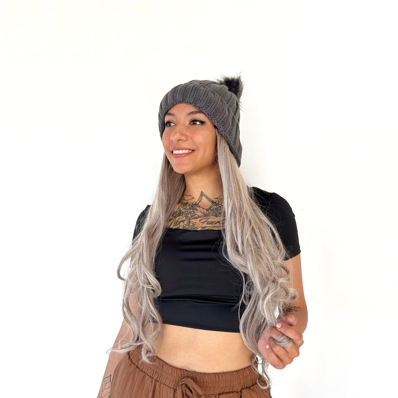 Gorro con peluca cabello ondulado de color gris