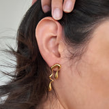 Aretes colgantes con diseño irregular