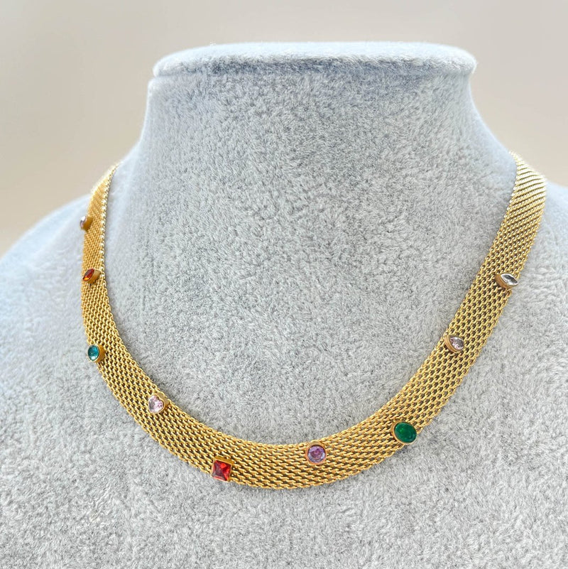 Collar dorado con piedras de colores