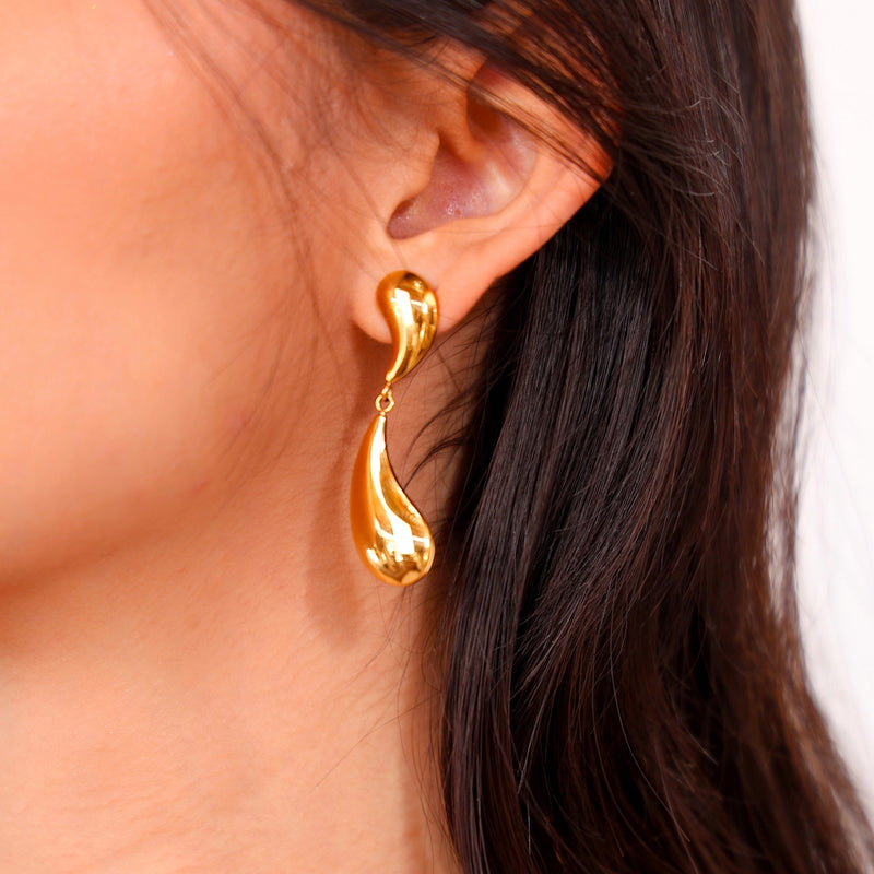 Aretes colgantes con diseño de gota