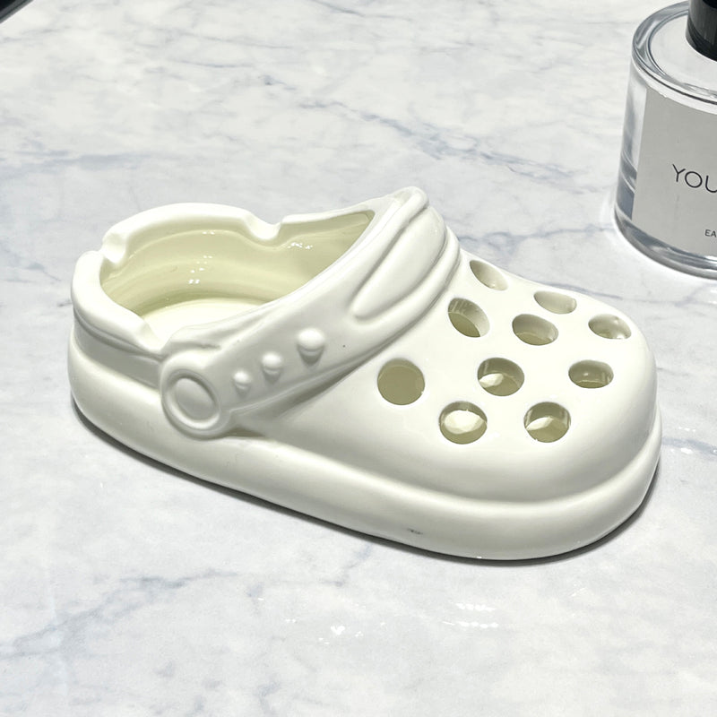 Cenicero con diseño de crocs